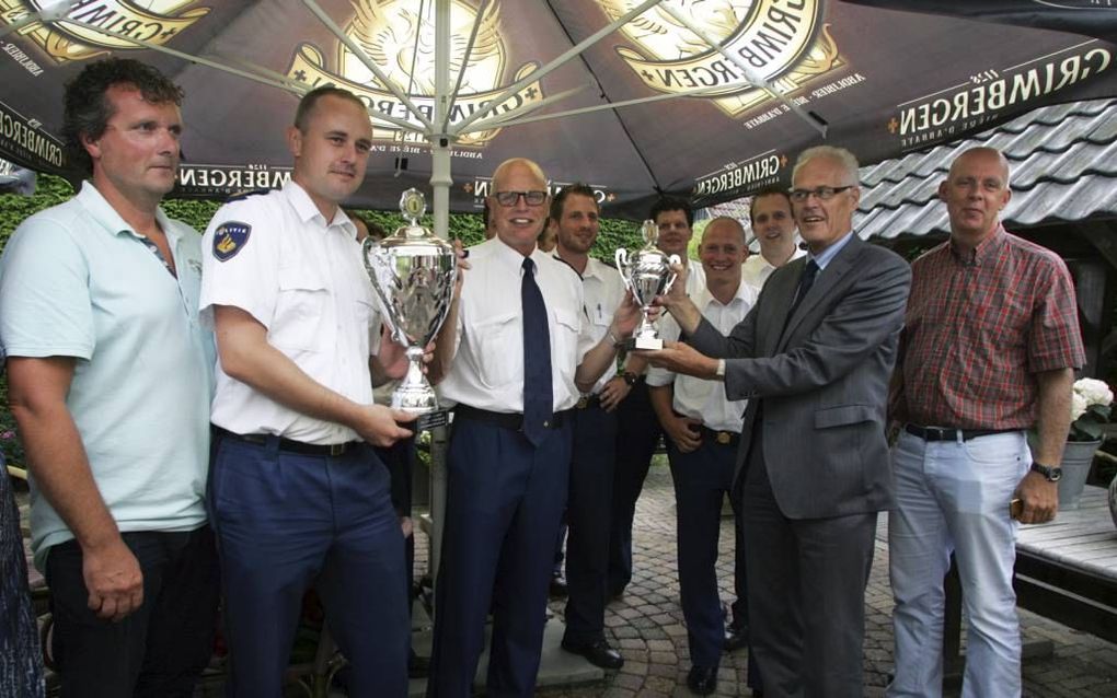 Het politieteam Horst en Waterland kreeg gistermiddag de eerste Team Award van de Stichting Waardering Erkenning Politie. In het midden teamchef Freek Lans, naast hem burgemeester Alssema van Staphorst. Beeld Eelco Kuiken