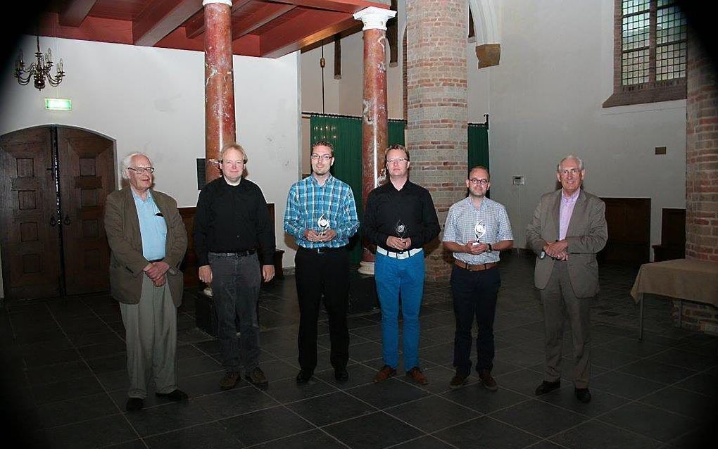 V.l.n.r. Jan J. van den Berg, Arjen Leistra (leden jury), Christian Hutter (3e prijs), Arjan van Hees (2e prijs), Adrie van Manen (eerste prijs) en Gerard Bal (juryvoorzitter).                 Foto Cor Resseler