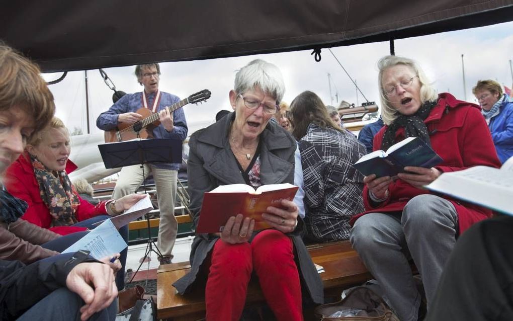 Zingen uit het nieuwe liedboek.                              Foto Sjaak Verboom