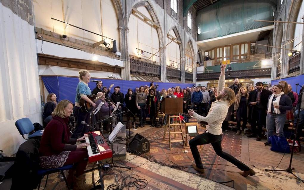 The Sunday Assembly kwam tot mei samen in een voormalige anglicaanse kerk in Londen. Beeld AFP