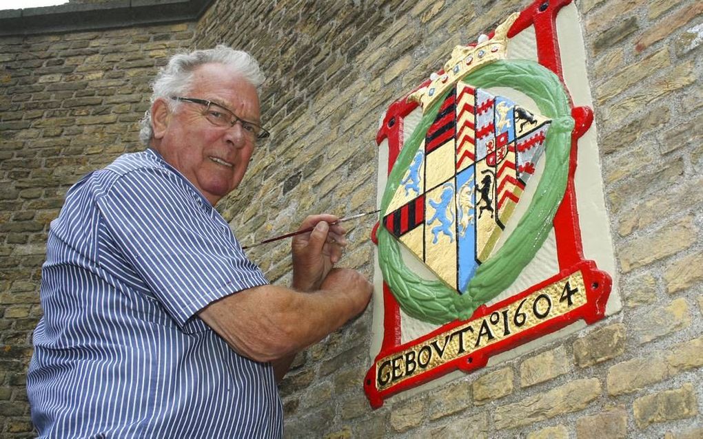 Een speciale gevelsteen op de kerktoren van de Dorpskerk van Oud-Beijerland glimt weer dankzij de inzet van gepensioneerd schilder Piet Hoogvliet. beeld Conno Bochoven