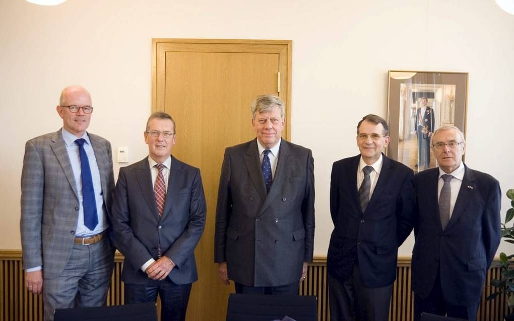 Een delegatie van het Woerdens Beraad, een platform van negen reformatorische kerken, sprak maandag in Den Haag met minister Opstelten. V.l.n.r. P. J. Vergunst, J. N. van de Poel, minister Opstelten, prof. dr. T. M. Hofman en W. Kolijn. beeld Gerhard van 