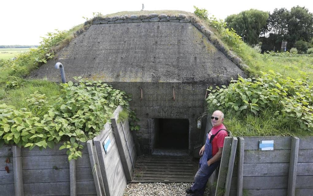 MUIDEN. Hette Zijlstra van de Stichting Muider Muizenfort Museum heeft meegeholpen de groepsschuilplaats op het voorterrein van het fort uit te graven. beeld VidiPhoto