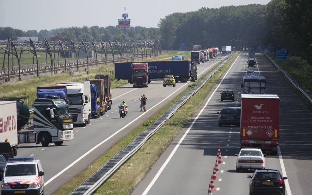 VUREN. Vrachtwagens op de A15 keerden op 5 augustus na een botsing tussen twee trucks. Het verkeer lag daarna volkomen stil.  beeld ANP