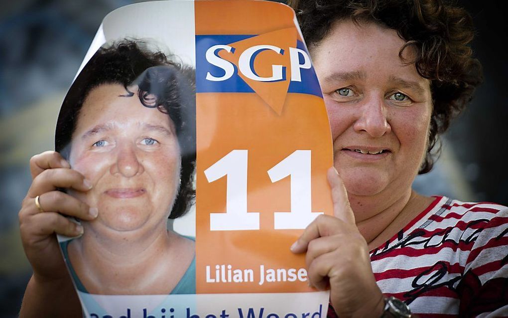 Lilian Janse houdt haar verkiezingsposter vast. Foto ANP