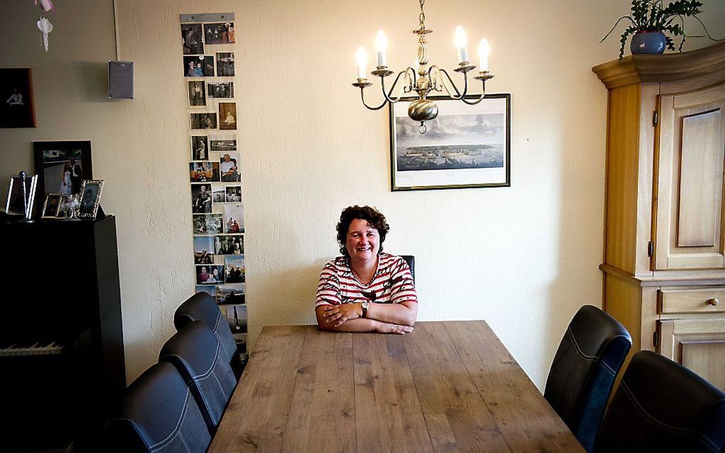 Lilian Janse poseert in haar huiskamer. Foto ANP