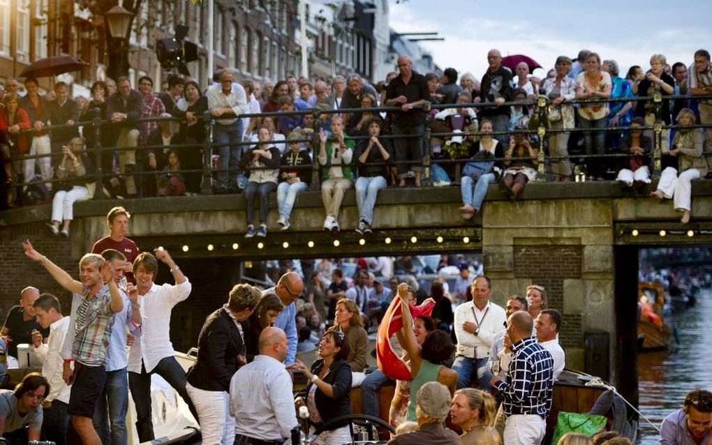 Publiek bij het Prinsengrachtconcert, zaterdagavond in Amsterdam.  Foto ANP, Marcel Antoinisse