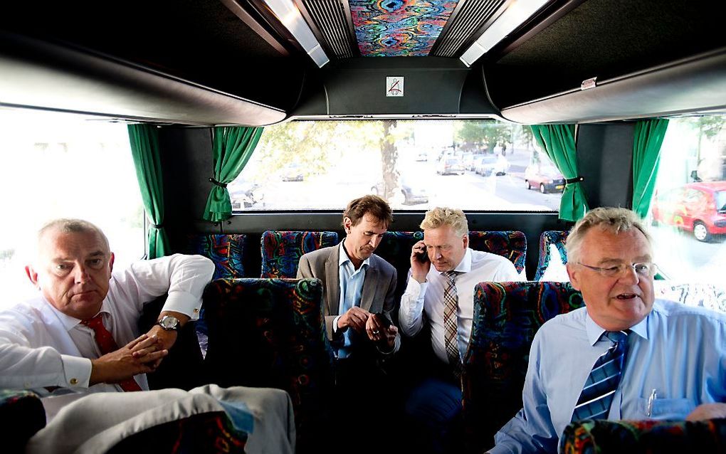 Burgemeesters en wethouders van plaatsen die zijn uitgekozen voor proefboringen naar schaliegas maandag na hun gesprek met minister Henk Kamp. Foto ANP