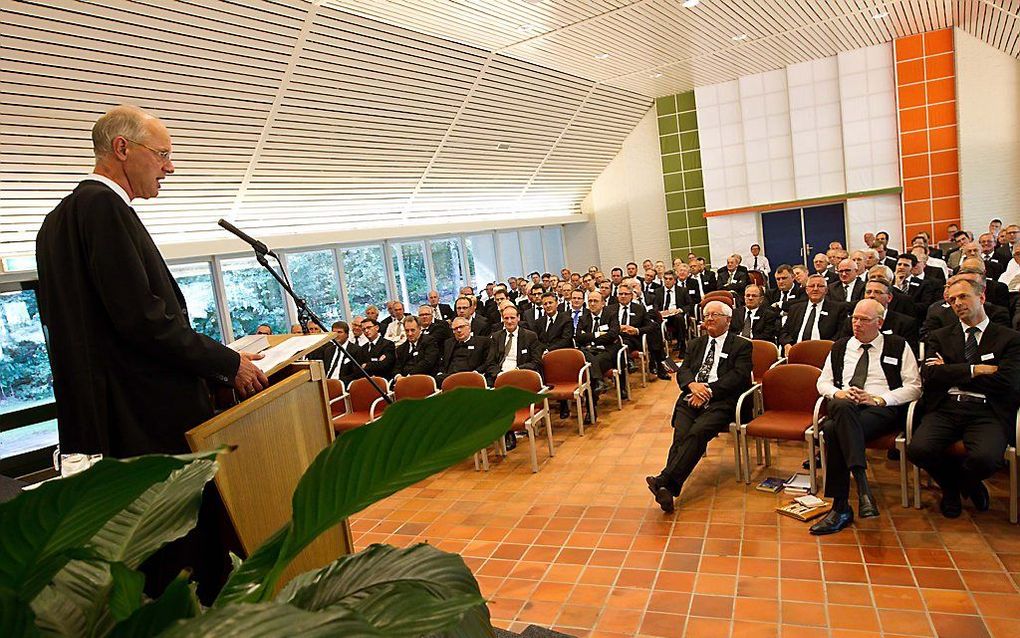 Ds. W. Visscher tijdens zijn inleiding over Comries' boek ”De eigenschappen van het zaligmakend geloof". Foto Anton Dommerholt