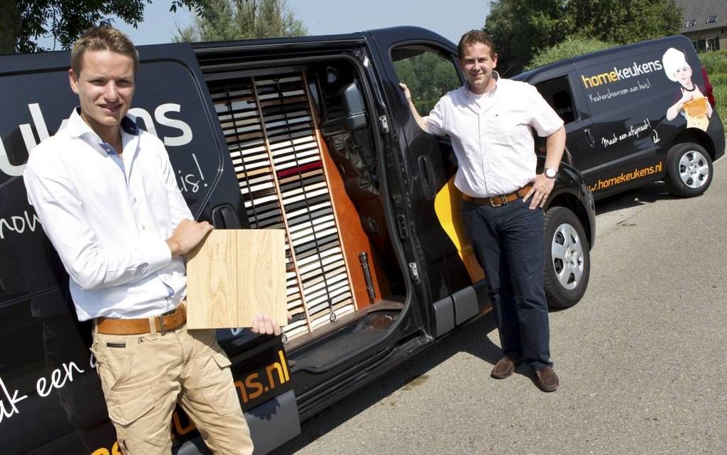 Bart van der Heide (l.) en Andries Bakker openden vorig jaar september Home Keukens in Oud-Alblas. Beeld RD, Anton Dommerholt