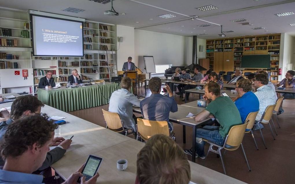 De gereformeerd vrijgemaakte nieuwtestamenticus prof. dr. Van Houwelingen hield maandag in Doorn de avondlezing op de eerste dag van een door de Gereformeerde Bond in de Protestantse Kerk in Nederland georganiseerde studieweek voor theologiestudenten. Bee