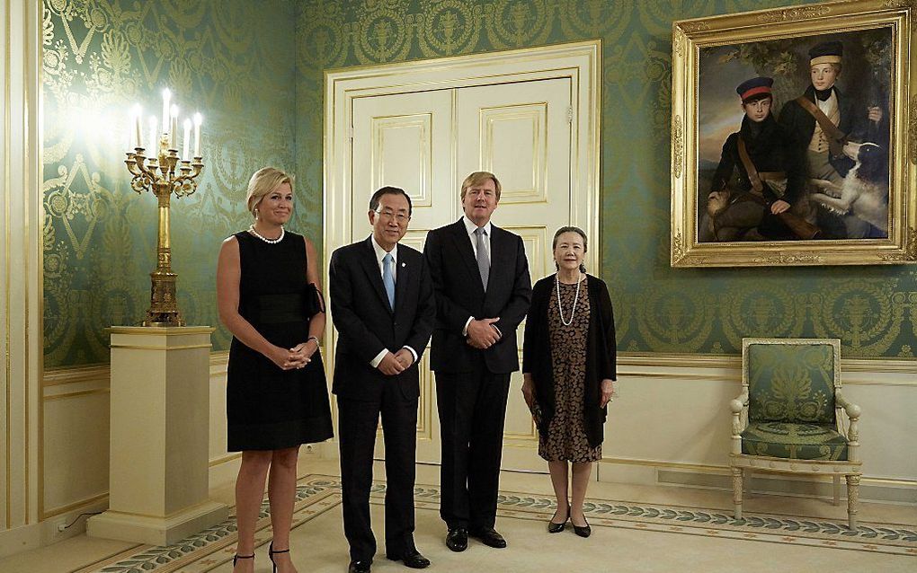 Koning Willem-Alexander en Koningin Maxima ontvangen de huidige secretaris-generaal van de Verenigde Naties Ban Ki-moon (2e L) en zijn echtgenote (R) op Paleis Noordeinde. Beeld ANP