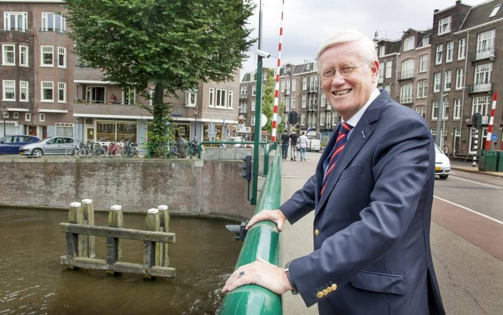 Hans Wiegel op de Wiegbrug over de Kostverlorenvaart in Amsterdam. Schippers moesten oppassen, want Wiegel mocht als jongetje graag naar passerende schepen spugen. Beeld Hollandse Hoogte, Hans van den Bogaard