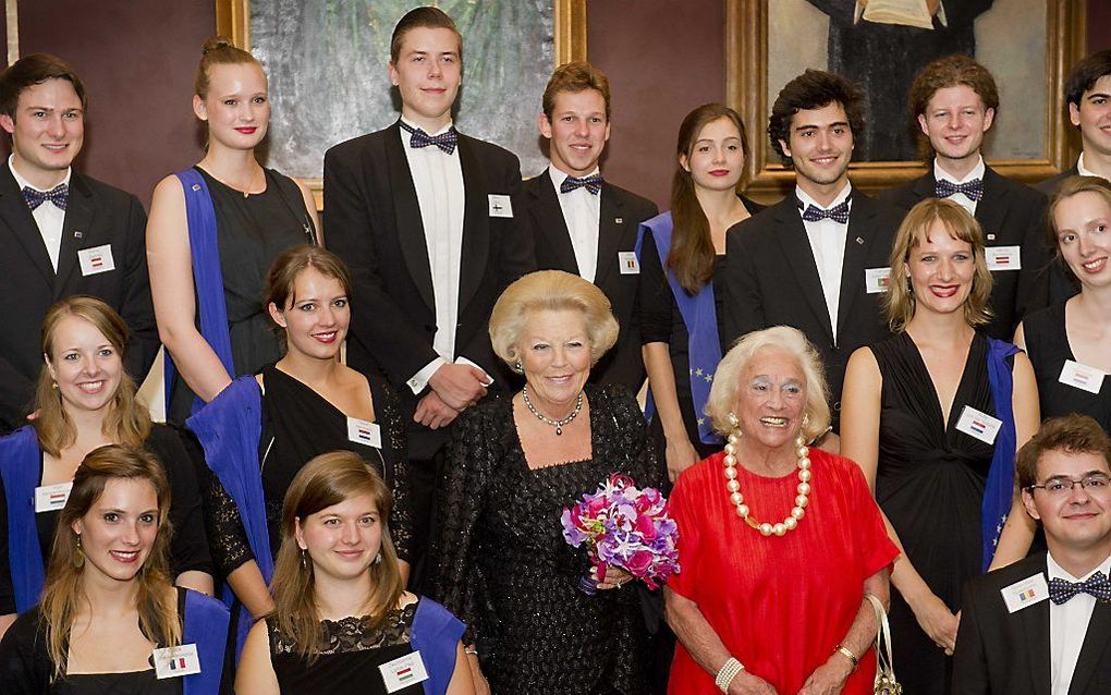 Prinses Beatrix poseert in het Koninklijk Concertgebouw met leden van het Europees Jeugdorkest. Foto ANP