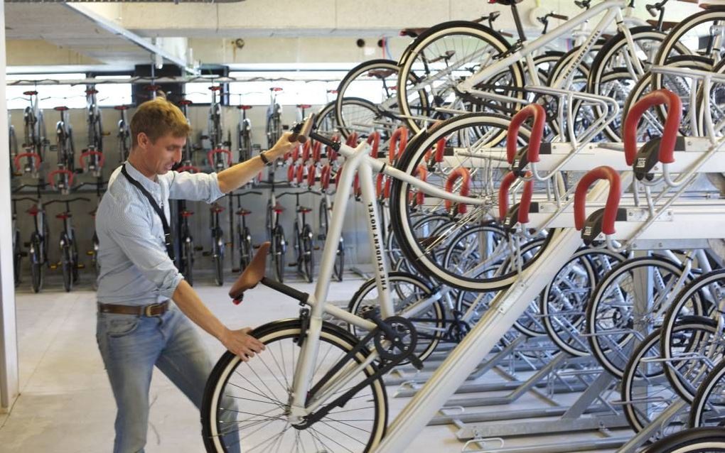 Marketingdirecteur Frank Uffen: „Als een student minimaal één maand een kamer huurt in ons hotel, krijgt hij of zij een fiets beschikbaar. Uiteraard met logo van het studentenhotel.” Foto Sjaak Verboom