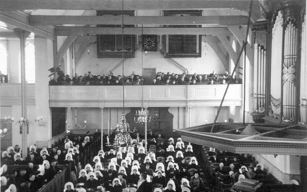 Huizer vrouwen wonen een dienst bij in de Oude Kerk in Huizen. Hier werd in bezettingstijd op de verjaardag van koningin Wilhelmina het eerste couplet van het Wilhelmus gezongen. Beeld ”Oud Huizen in beeld, omgeving Oude Kerk”, uitg. Drukkerij J. Bout & Z