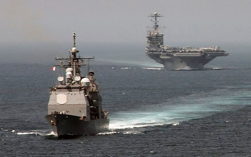 De USS Gettysburg (links) en vliegdekschip USS Harry S. Truman, eerder deze maand op weg naar de Middellandse Zee. Foto EPA