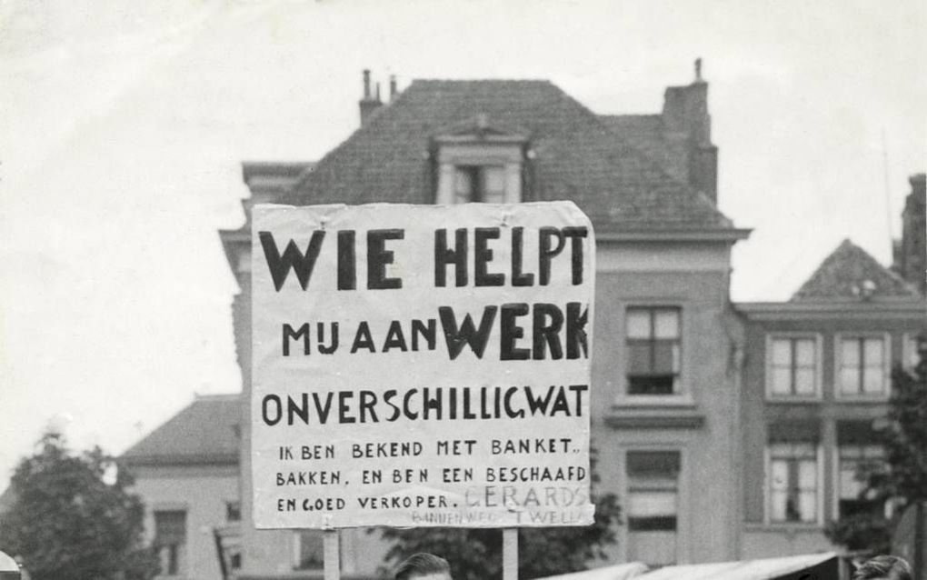 Werkloze banketbakker ‘solliciteert’ met zelfgemaakt reclamebord, circa 1935.Foto Nationaal Archief/Spaarnestad Photo/A. Hakeboom