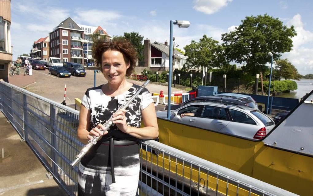 Marjolein de Wit zat als kind graag bij de veerhaven aan de Lek. „Het water trok mij. Nog steeds woon ik het liefst in de buurt van water.” beeld RD, Anton Dommerholt