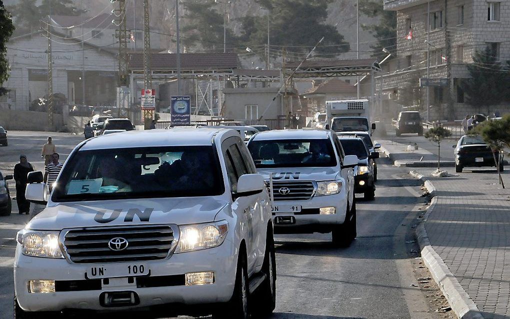 Konvooi met VN-inspecteurs rijdt zaterdag Libanon binnen. Foto EPA