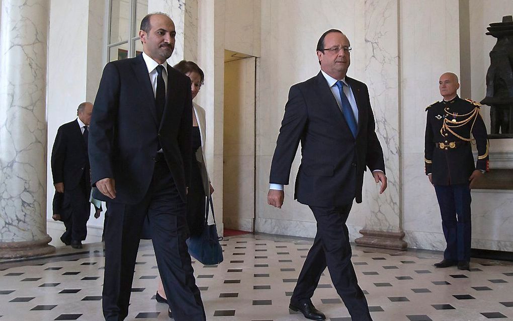 De Franse president Hollande ontving vorige week in Parijs president Ahmad al-Jarba (links) van de Syrische Nationale Coalitie. Foto EPA