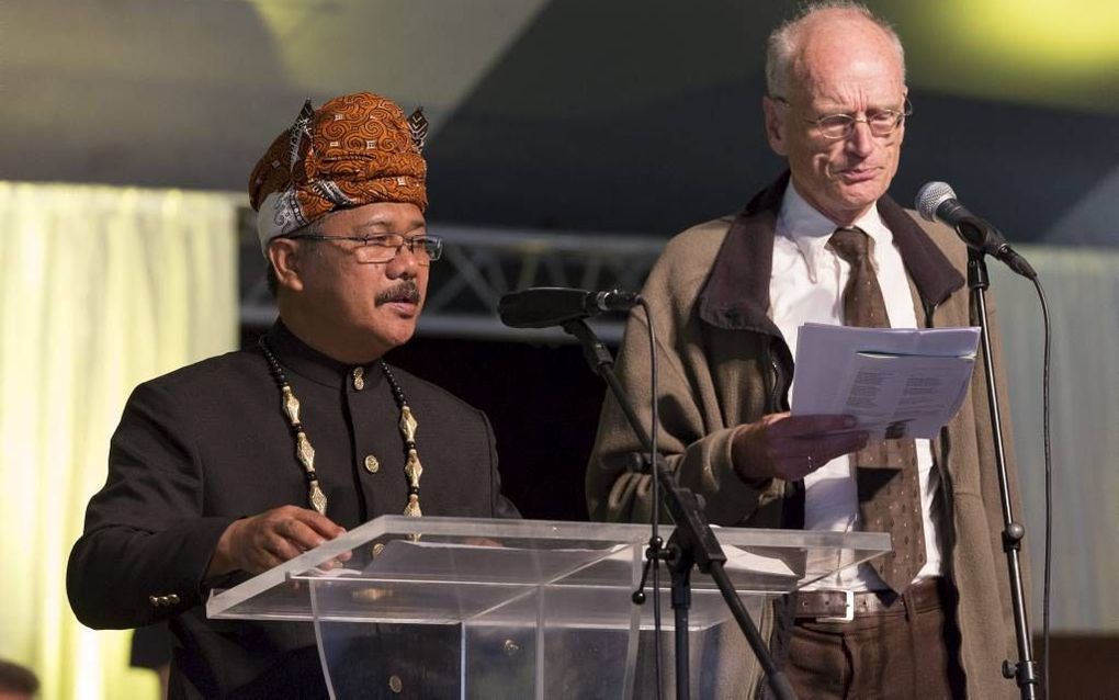 Ds. M. Salusu (l.) uit Indonesië spreekt over Gods leiding in de Torajakerk. Foto André Dorst