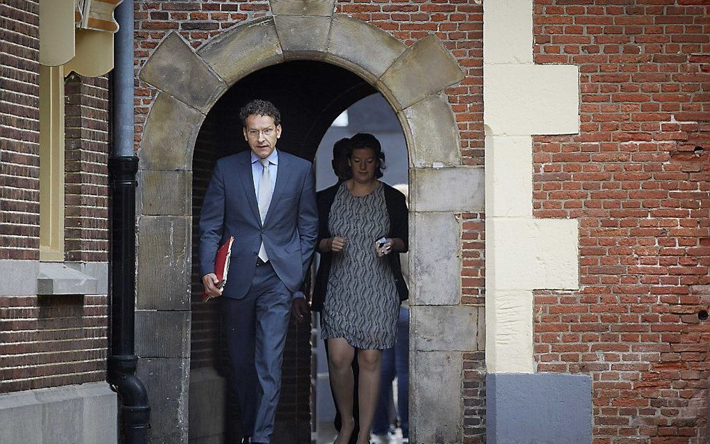 Minister Jeroen Dijsselbloem van Financien komt aan op het Binnenhof. Foto ANP