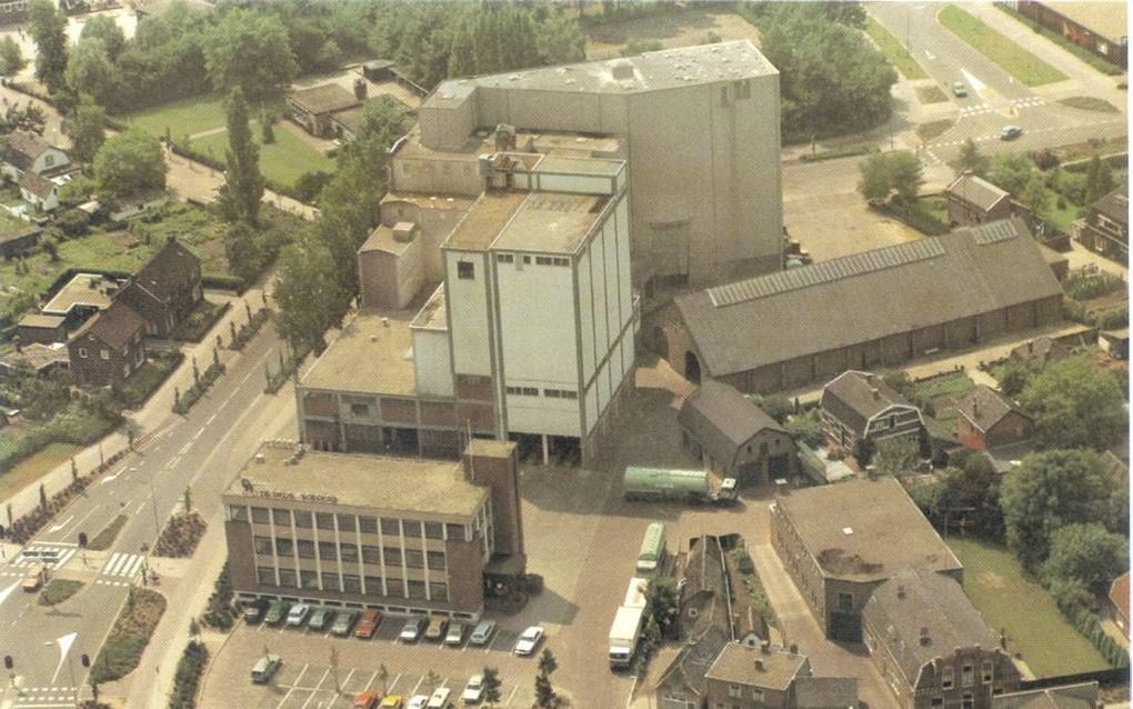 BARNEVELD. Luchtfoto van veevoederfabriek De Heus in Barneveld. Op deze plaats staat nu appartementencomplex De Bijenberg. Hoewel De Heus al jaren uit Barneveld is vertrokken, komen nog altijd veel werknemers uit deze regio. Foto De Heus