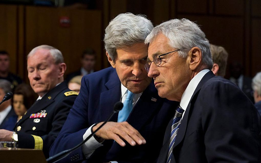 Onderonsje tussen minister van Buitenlandse Zaken Kerry en minister van Defensie Hagel. Foto EPA