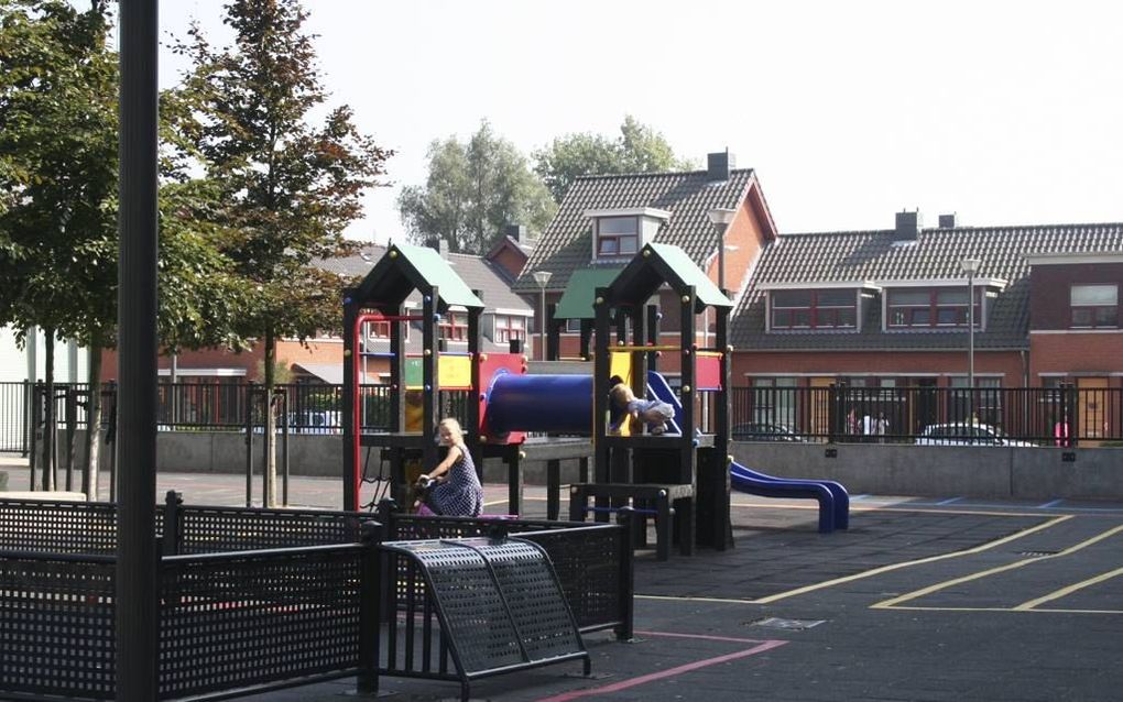 De wijk Oud-Krispijn in Dordrecht is opgeknapt. Foto: in de directe omgeving van het wijkcentrum Koloriet wemelt het van de speeltoestellen. beeld André Bijl