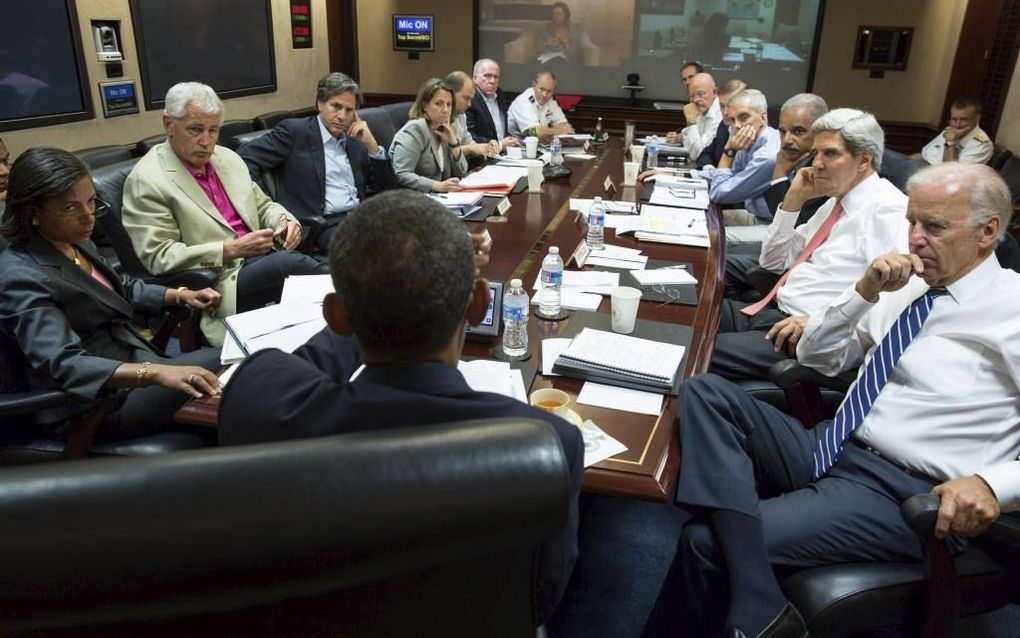 Leidinggeven aan een crisis is voor Obama (op de rug gezien) anders dan campagne voeren. Foto: overleg zaterdag in de Situation Room van het Witte Huis. Links veiligheidsadviseur Susan Rice en minister Hagel (Defensie). Rechts vicepresident Biden en minis