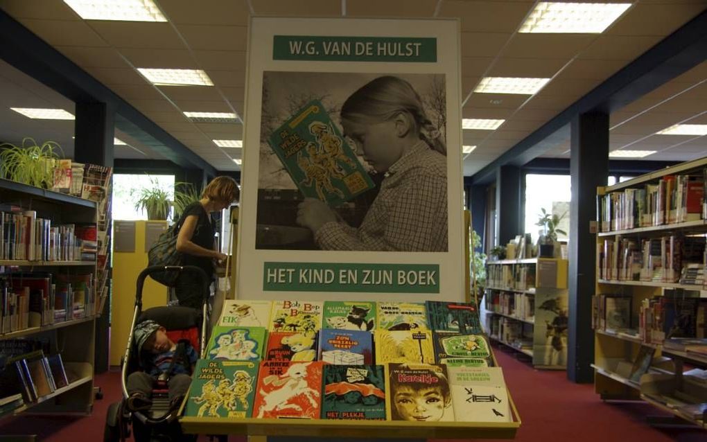 Een aantal boekjes en grote poster vormen een onderdeel van de expositie over het leven en werk van W. G. van de Hulst sr. in Rhenen. ”Hij heeft heel hard gewerkt. Hij schreef eerst alles in het klad, daarna in het net." Beeld RD