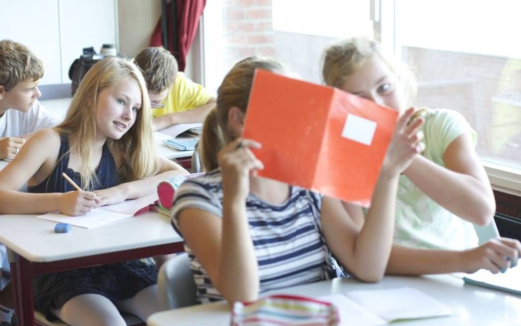 Klas L2D van het Goudse Driestar College, allemaal bollebozen, krijgt Engels van lerares Marije van Holst. Nederlands wil ze niet horen. „Speak English as much as possible.” Beeld Sjaak Verboom