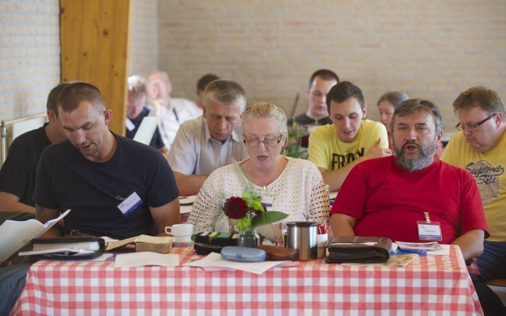 OENE. De werkgroep ”Polen – HOE” organiseert dezer dagen in Oene een conferentie voor Poolse voorgangers. De Polen luisteren er naar lezingen. Zondag bezoeken zij kerkdiensten in Oene, Wapenveld en Barendrecht. beeld Bram van Biezen