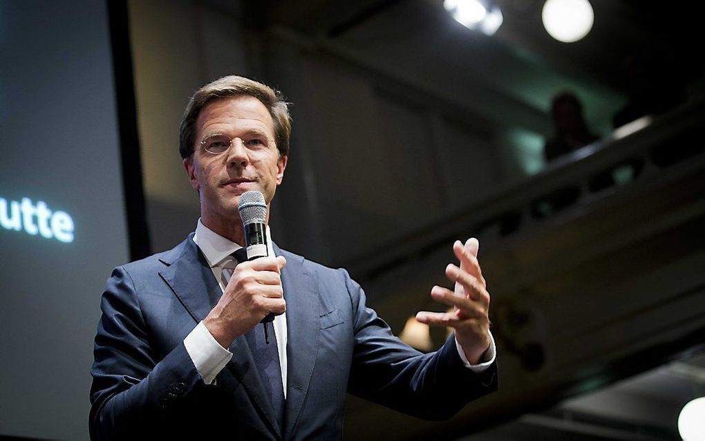 Premier Rutte houdt H.J. Schoolezing. Foto ANP