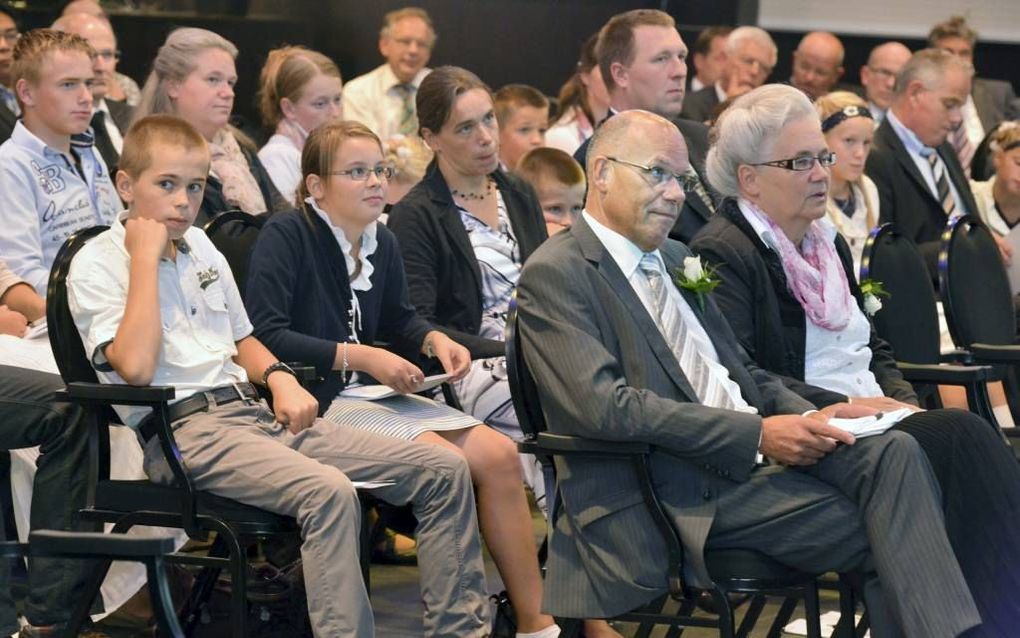 Henk Vos (met corsage) nam vrijdagmiddag afscheid als directeur van de reformatorische scholenorganisatie VGS. Hij kreeg in Vianen een symposium over ”good governance” aangeboden. beeld William Hoogteyling