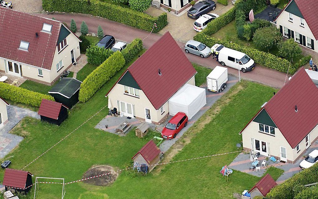 Luchtfoto van de bungalow waar een 47-jarige vader en zijn drie zoons zijn dood gevonden in het Drentse plaatsje Schoonloo. Foto ANP