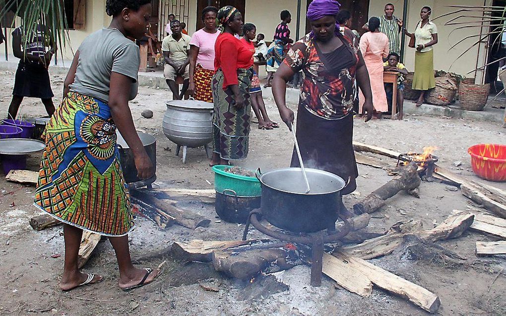 Vrouwen bij een Anglicaanse school in Nigeria. Foto EPA