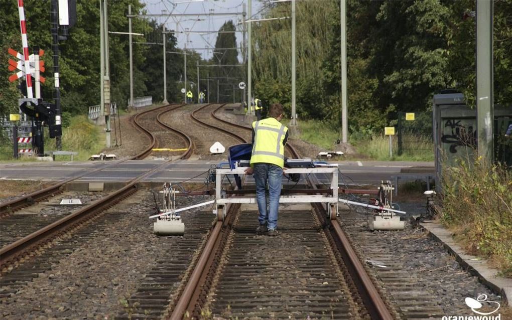 UTRECHT. Langs het spoor ligt naar schatting 100.000 kilometer aan kabels en leidingen. Spoorbeheerder ProRail brengt de komende twee jaar met een grondradar de bekabeling in kaart, om schade en vertraging door werkzaamheden te voorkomen. De klus kost „en