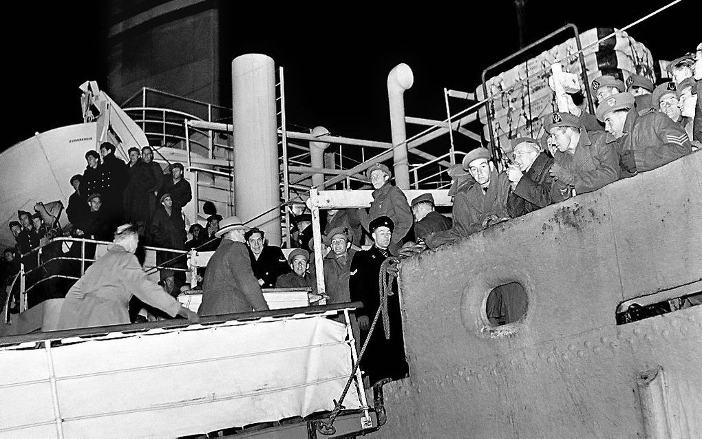 Aankomst van de Zuiderkruis in de haven van Rotterdam met gedemobiliseerde militairen uit Nederlands-Indië aan boord. Beeld ANP