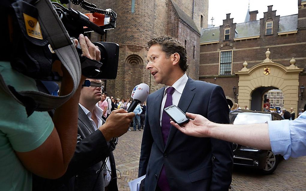 Minister Jeroen Dijsselbloem van Financiën laat uitzoeken of het mogelijk is om overduidelijk slechte woekerpolissen automatisch om te zetten in een betere regeling voor de klant. beeld ANP