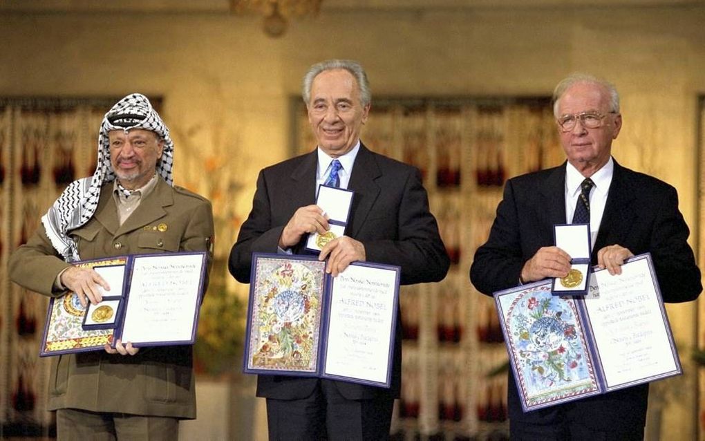 De Palestijnse president Arafat (l) met de toenmalige Israëlische minister van Buitenlandse Zaken Shimon Peres en minister-president Yitzhak Rabin (r), bij de toekenning van de Nobelprijs voor de vrede in 1994. Beeld EPA