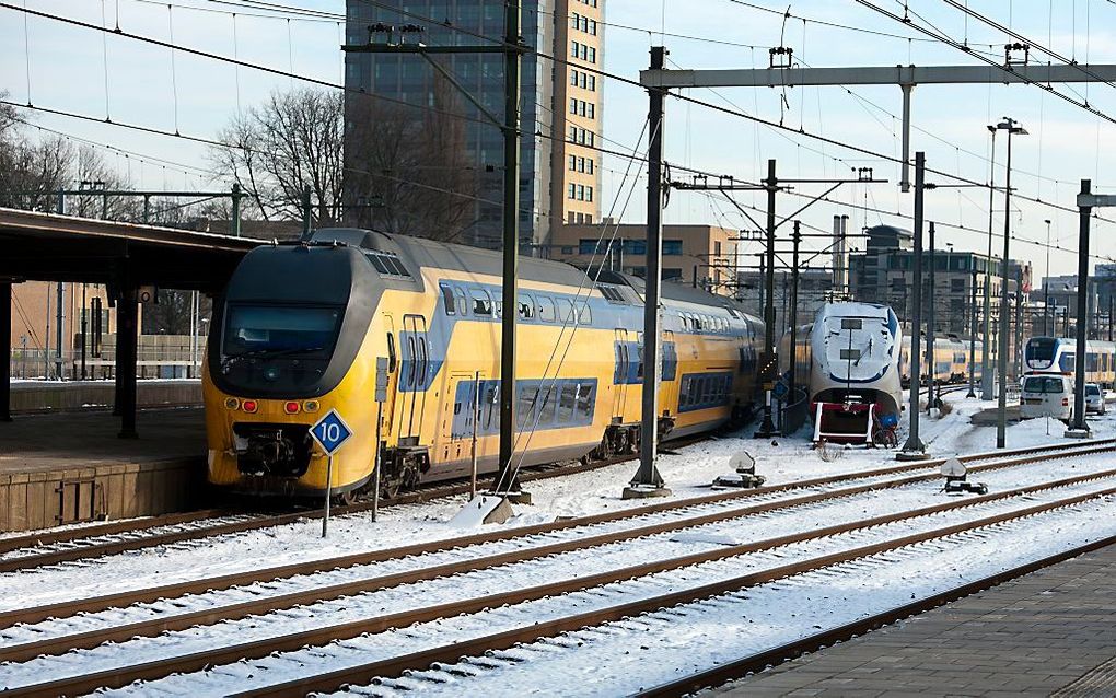 Dat er door winterse omstandigheden minder treinen rijden, vindt de VVD-Kamerlid Betty de Boer prima. Maar deze winter zouden er wel flink langere treinen moeten rijden, meent zij.  beeld ANP