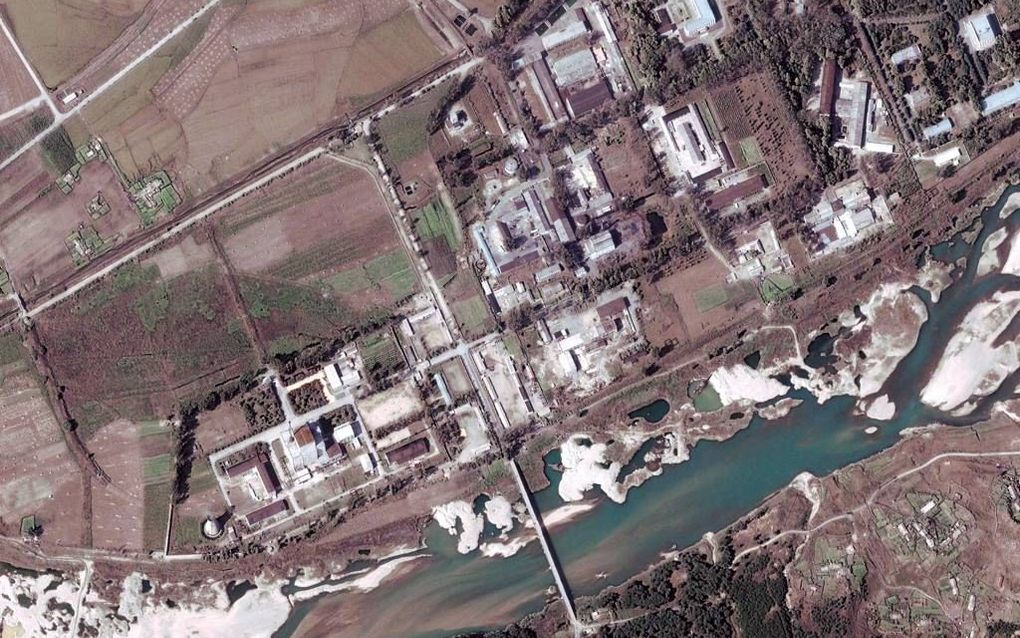 Satellietfoto uit 2004 van het Noord-Koreaanse nucleaire complex Yongbyon. De reactor in het complex, die in 2007 werd stilgelegd, lijkt weer te zijn herstart. beeld EPA