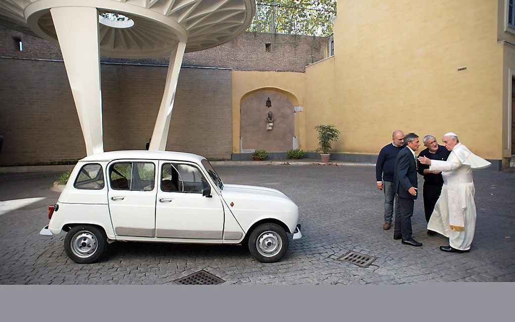 Paus Franciscus krijgt een Renault 4 cadeau. Foto EPA