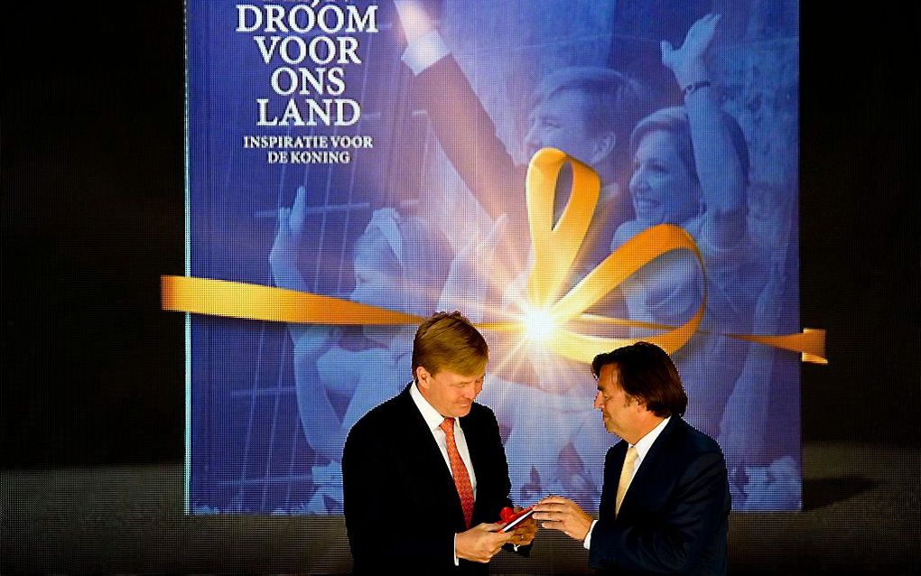 Koning Willem-Alexander ontvangt het Droomboek. Foto ANP