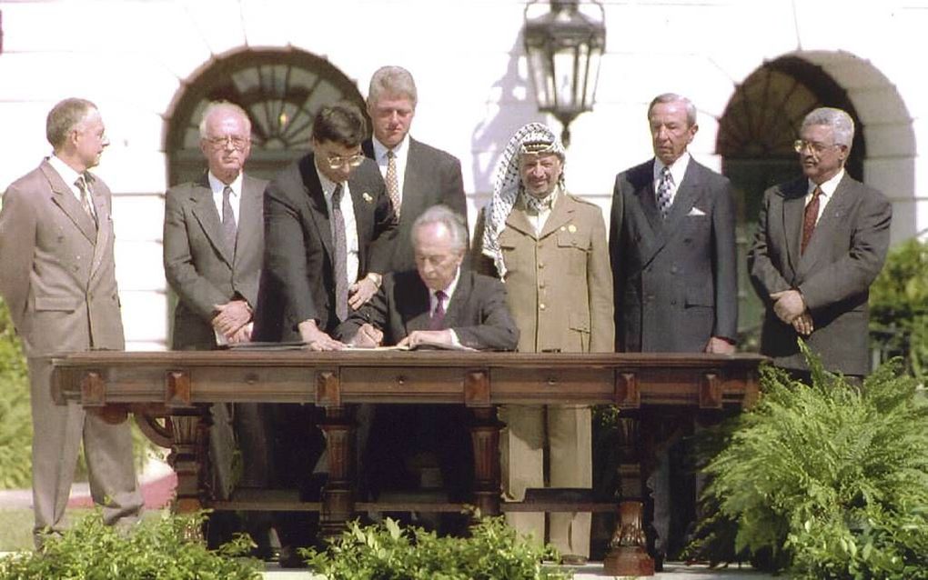 De historische foto waarmee velen zich wereldwijd moed inspraken dat er vrede tussen Israël en de Palestijnen mogelijk is. Twintig jaar na de Akkoorden van Oslo is er weinig van het optimisme over. beeld EPA