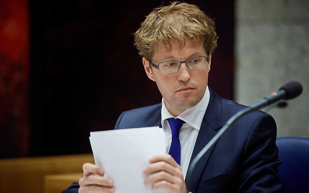 Staatssecretaris Sander Dekker tijdens het debat over sluiting van de islamitische school IBN Ghaldoun. Foto ANP