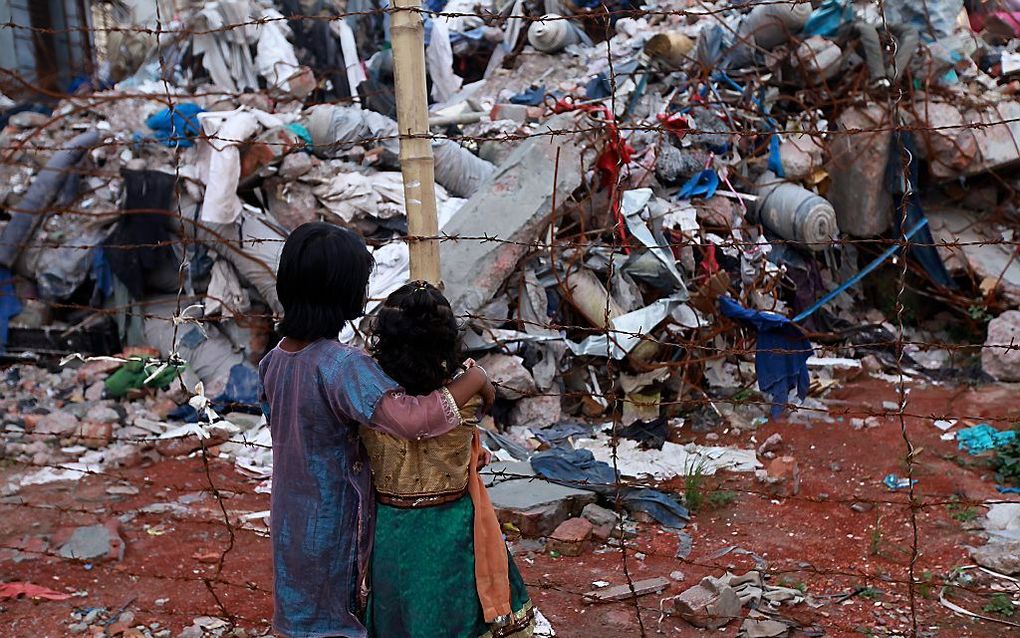 Kinderen bij de puinhopen van Rana Plaza. Foto EPA