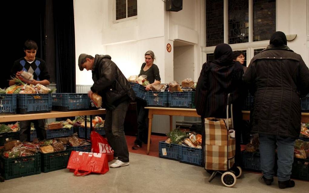 „Vanaf 2011 komen steeds meer signalen dat de armoede in Nederland toeneemt.” Foto: voedselbank in Amsterdam.  beeld ANP